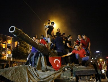 Με τη σύλληψη 105 ατόμων «γιόρτασε» την επέτειο του πραξικοπήματος ο Ερντογάν - Δύσκολες σχέσεις με ΗΠΑ, ΕΕ, Ρωσία